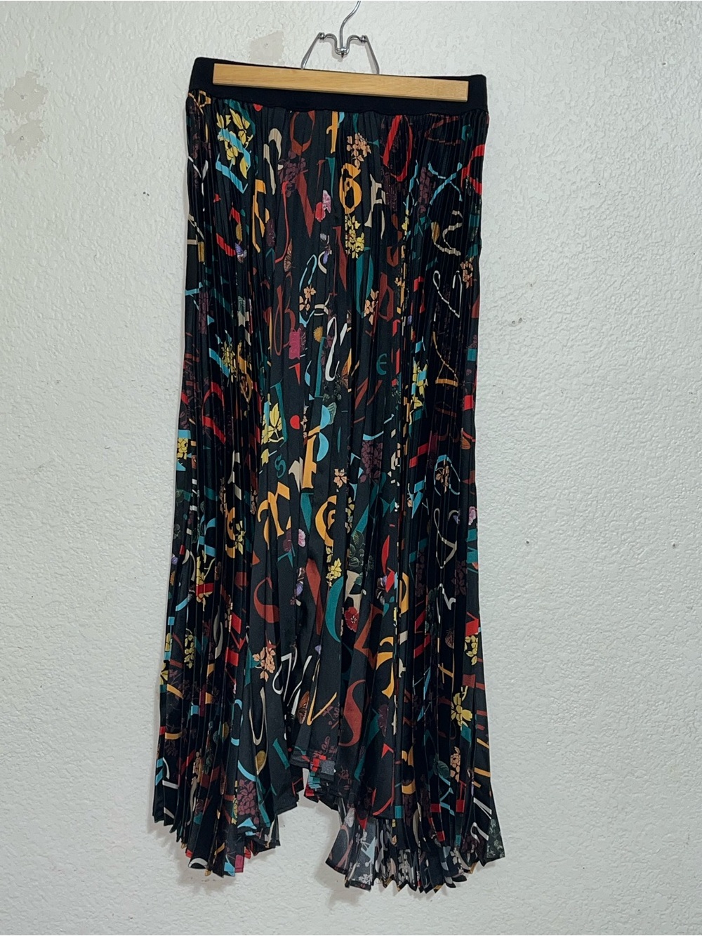 Senlis Black Pleated Midi Skirt with Multicolor Abstract Print
